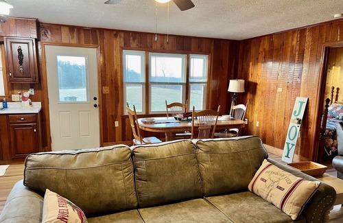 Beattyville House | Peaceful Country Living Convenient to Gorge. HotTub/FirePit/GasGrill/Fireplace.