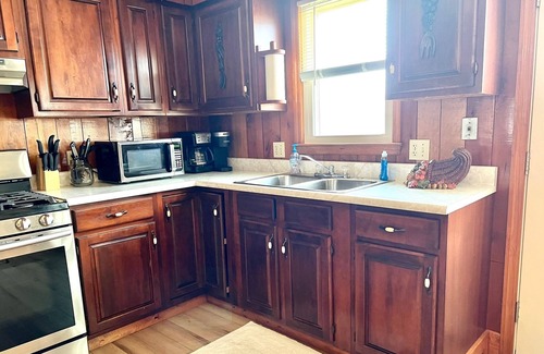 Beattyville House | Peaceful Country Living Convenient to Gorge. HotTub/FirePit/GasGrill/Fireplace.