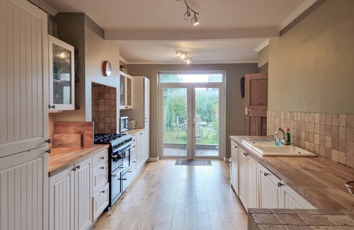 Topsham House | Peaceful countryside location within walking distance of amenities