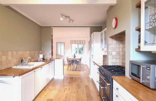Topsham House | Peaceful countryside location within walking distance of amenities
