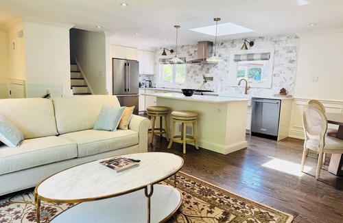 Oakville House | Peaceful & cozy 4B home in SE Oakville