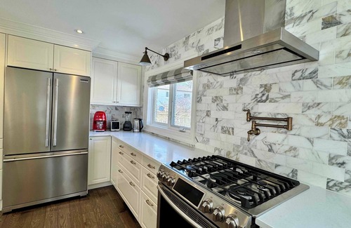 Oakville House | Peaceful & cozy 4B home in SE Oakville