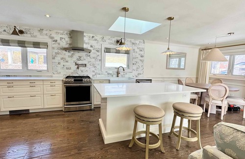 Oakville House | Peaceful & cozy 4B home in SE Oakville