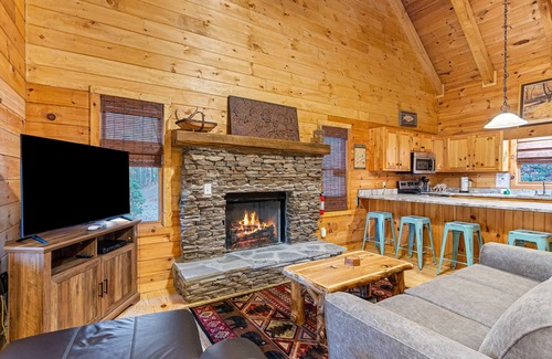 Helen Cabin | Peaceful dog-friendly cabin with private hot tub, firepit, & deck