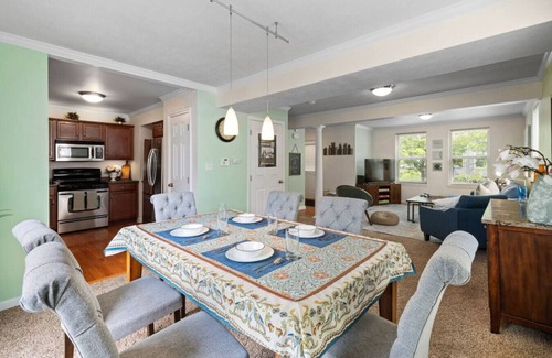 Pittsburgh House | Peaceful Escape Just Minutes To DT, Garage Parking