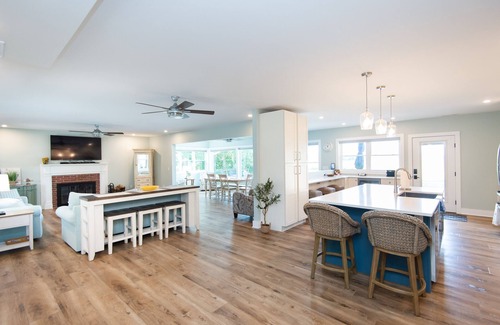 Cambridge House | Peaceful family get away with in ground pool and hot tub close to town