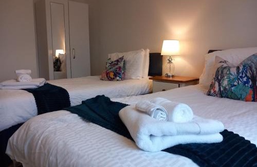 Newton Aycliffe House | Peaceful Family & Workers Home Near Train Station
