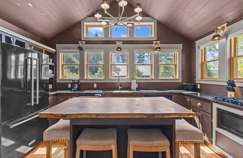 Wolcott House | Peaceful Forest Escape by Lake Elmore