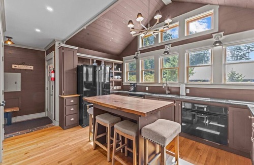 Wolcott House | Peaceful Forest Escape by Lake Elmore