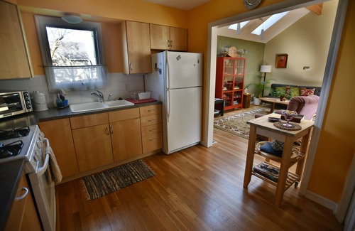 Mount Tabor Cottage | Peaceful Garden Cottage, Close to Mt. Tabor Park & Downtown Bus