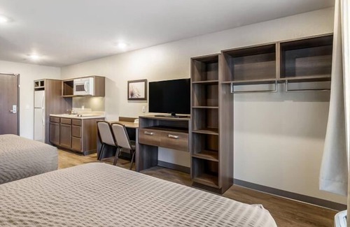 Bellflower Hotel | Peaceful Getaway in Bellflower! 3 Relaxing Units, Pets Allowed, Kitchen!