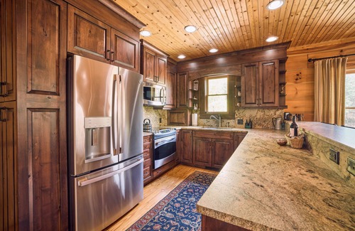 Penrose Cabin | 'Peaceful Getaway' Penrose Cabin w/Hot Tub & Pond