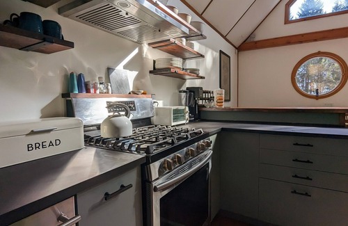 Town of Colchester Ski Chalet | Peaceful getaway w/modern comforts - Great for families, groups & nature lovers