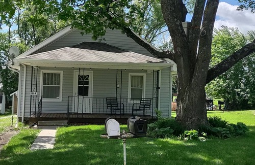 Trenton House | Peaceful Grandmas Cottage 2-bedroom house. Trenton, Mo. Wi-Fi. AC. Sleeps 7