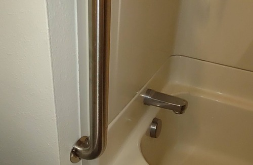 Trenton House | Peaceful Grandmas Cottage 2-bedroom house. Trenton, Mo. Wi-Fi. AC. Sleeps 7