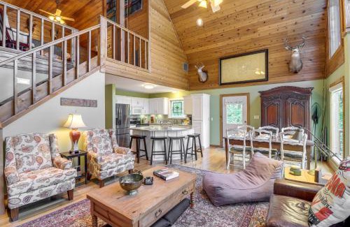 Greers Ferry House | Peaceful Greers Ferry Cabin with Deck and Lake View!