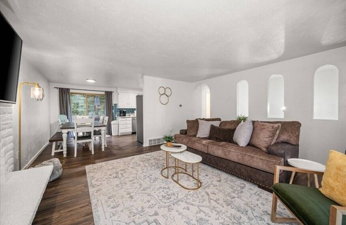 Fairwood House | Peaceful Haven I Stylish Home in North Spokane!