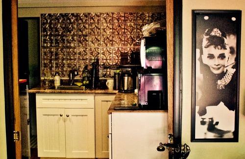 Cordova Bay Apartment | Peaceful Heritage Home at Elk Lake