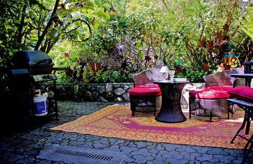 Cordova Bay Apartment | Peaceful Heritage Home at Elk Lake