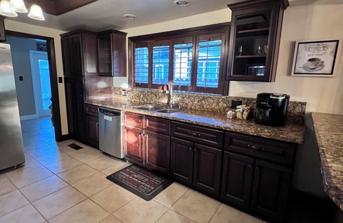 Riverside House | Peaceful Historical Home, close to great hiking trails.nnear downtown Riverside.