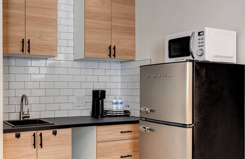 Rancho Oakey Apartment | peaceful home near downtown and the strip
