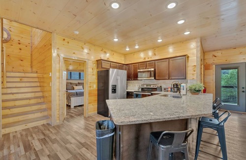 Sevierville Cabin | Peaceful/Indoor-Pool/Wrap-Around-Decks/6BR/Sleeps20