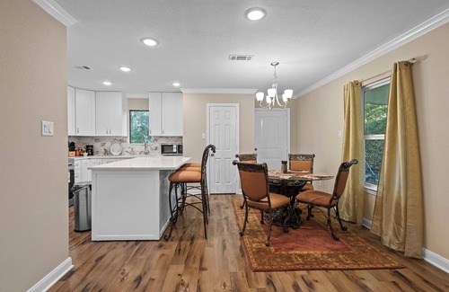 Hillister House | Peaceful Lake Escape, 2023 Construction, Walk to the Water, Front Porch Views