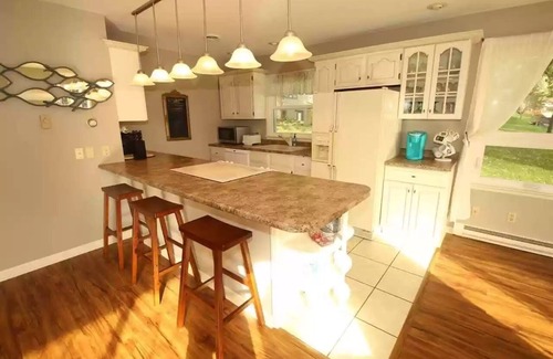 Spirit Lake House | Peaceful Lakeside Living - 5 bdrm 2 bthrm