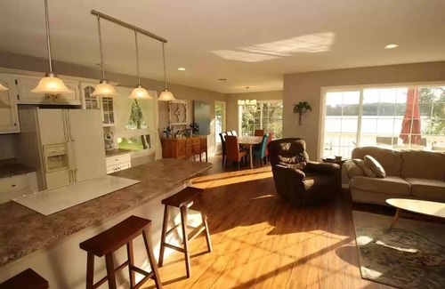 Spirit Lake House | Peaceful Lakeside Living - 5 bdrm 2 bthrm