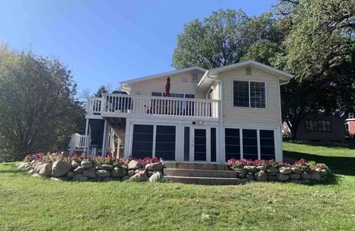 Spirit Lake House | Peaceful Lakeside Living - 5 bdrm 2 bthrm