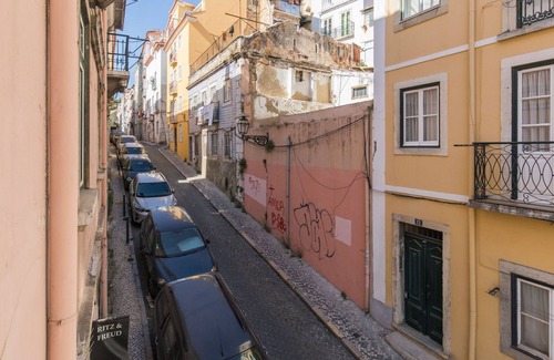 Merces Apartment | Peaceful Living - Heart of the City by LovelyStay