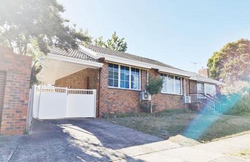 Doncaster East Villa | Peaceful location 3BR WiFi/Netflix/Kitchen
