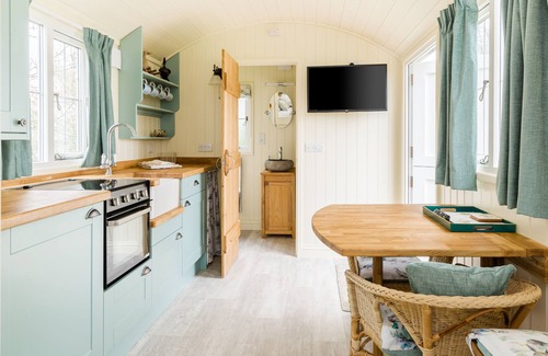 Deerhurst Cabin | Peaceful, luxury glamping experience with a Swimming Pool, Jacuzzi and Sauna!