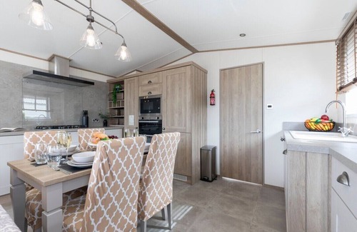 South Cerney Apartment | Peaceful Millers Lodge at The Cotswold Water Park