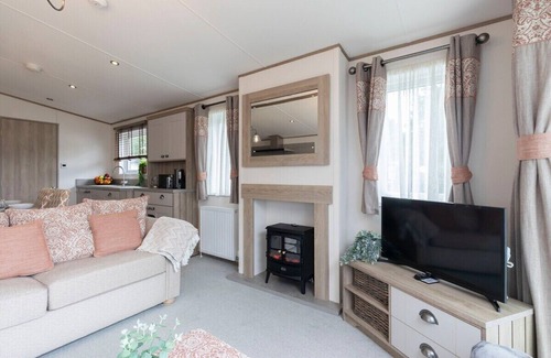 South Cerney Apartment | Peaceful Millers Lodge at The Cotswold Water Park