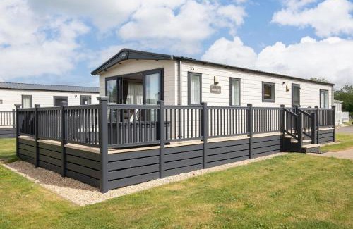 South Cerney Cabin | Peaceful Millers Lodge at The Cotswold Water Park