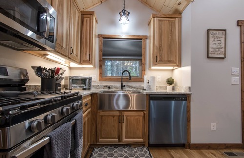 Murphy Cabin | Peaceful Modern Easy Access Murphy Cabin w/FiberOptic