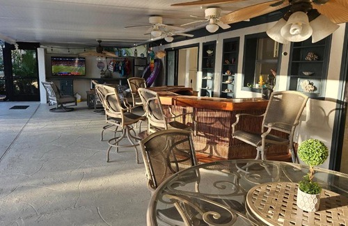 Yacht Club House | Peaceful Oasis