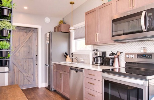 Hunts Point Cottage | Peaceful Oceanfront Cabine Hot Tub, Sauna-All Weather Domes-Private