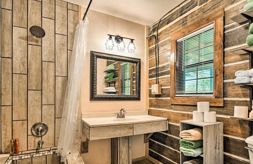 Robstown Cabin | Peaceful Pet-Friendly Cabin on Nueces River!