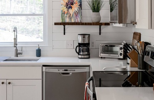 Black Mountain House | Peaceful Pines for Your Retreat