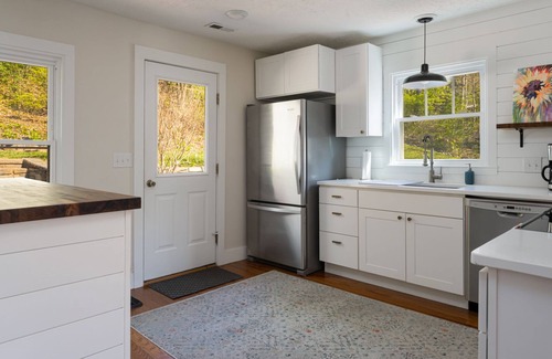 Black Mountain House | Peaceful Pines for Your Retreat