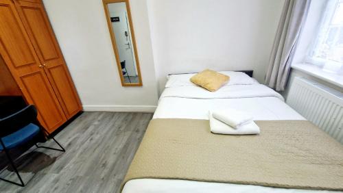 Clayhall Apartment | Peaceful & Private 2-Bedroom Suite - A London Gem