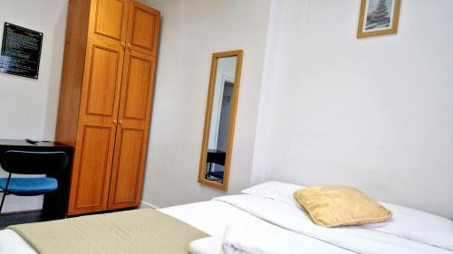 Clayhall Apartment | Peaceful & Private 2-Bedroom Suite - A London Gem