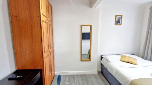 Clayhall Apartment | Peaceful & Private 2-Bedroom Suite - A London Gem