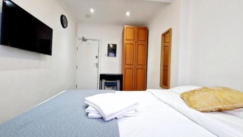 Clayhall Apartment | Peaceful & Private 2-Bedroom Suite - A London Gem