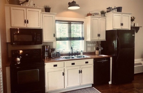 Dundee Cabin | Peaceful Quiet Getaway in Amish Country!10 min. to Berlin & Walnutcreek. #hotub