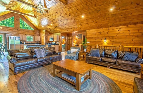 Stanley House | Peaceful Retreat: Hot Tub, Mountain Views, Fire Pit!