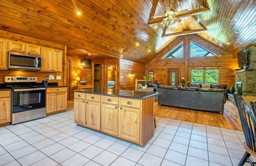 Stanley House | Peaceful Retreat: Hot Tub, Mountain Views, Fire Pit!