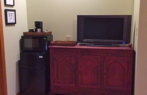 Aqua Monte Apartment | Peaceful retreat near Lake Austin and Lake Travis. Fifteen minutes to downtown.